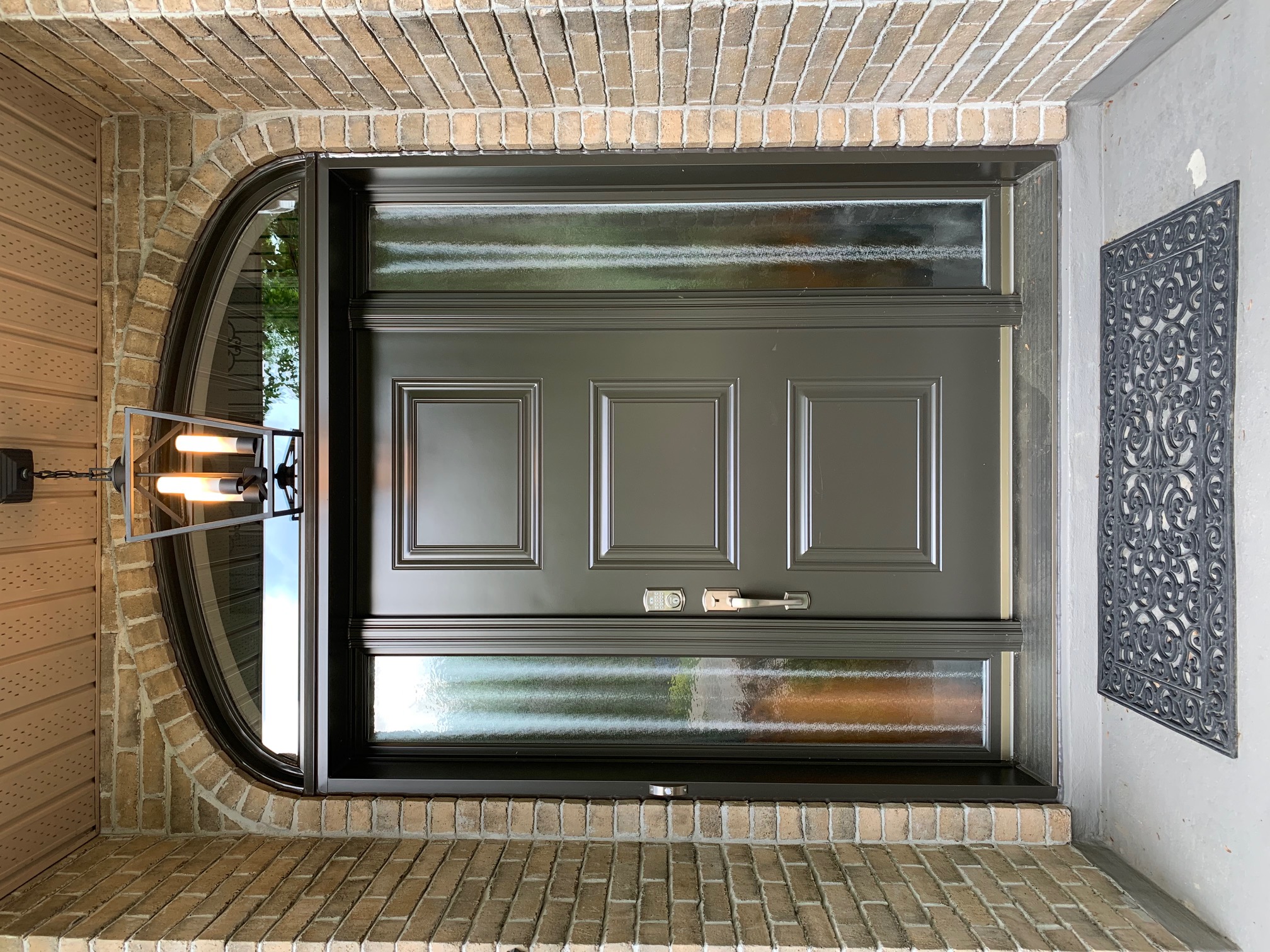 Porte d'acier installée sur une résidence