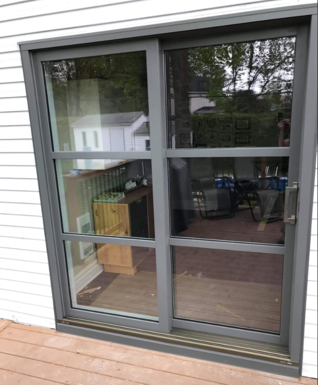 Porte patio coulissante installée sur une résidence