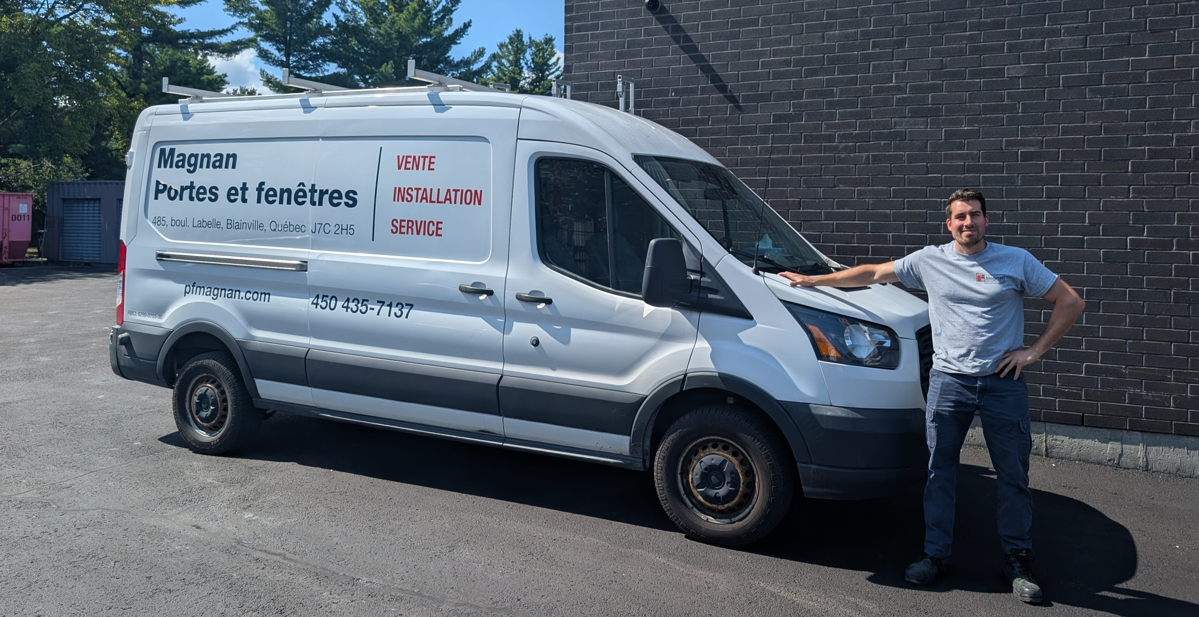 Technicien de Portes et Fenêtres Magnan à côté de la camionnette de service après-vente