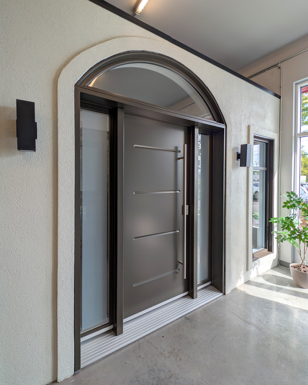 Porte contemporaine sous une arche en salle de montre