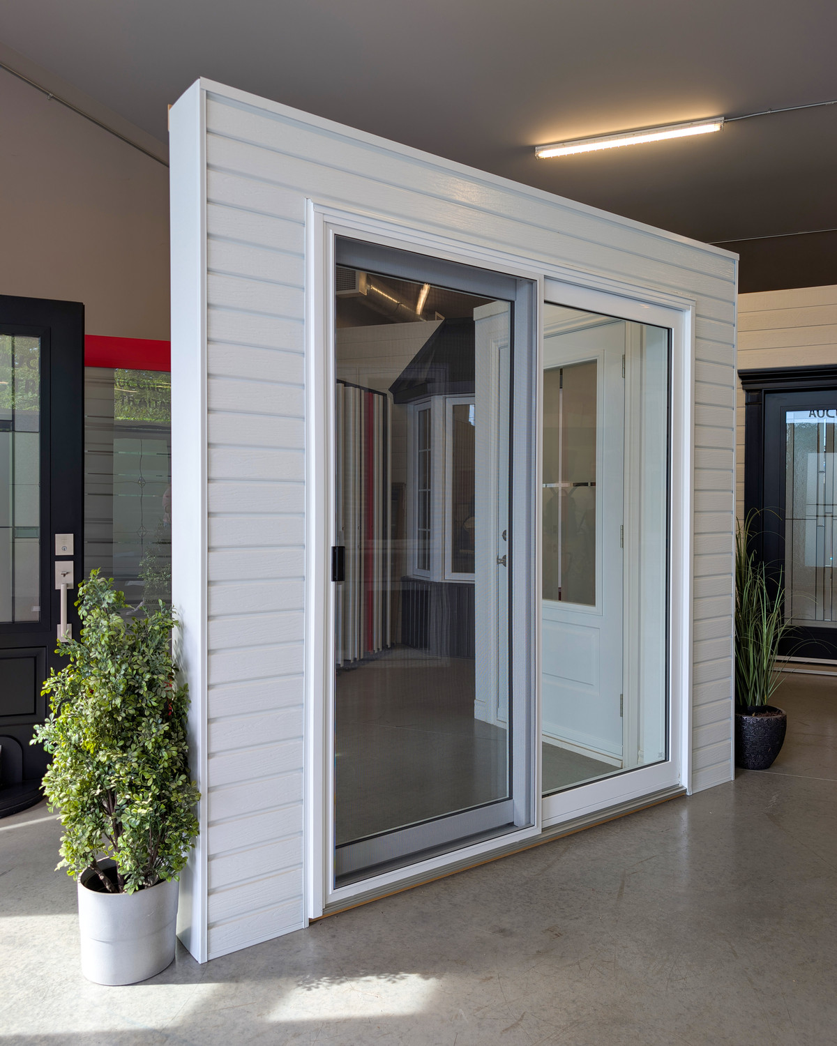 Porte-patio coulissante installée dans un mur de démonstration