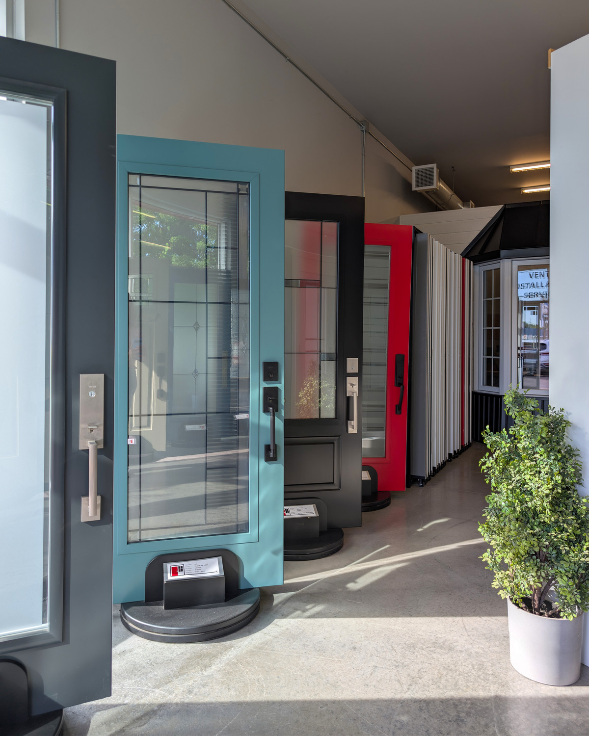 Rangée de portes d'acier de différentes couleurs en salle de montre